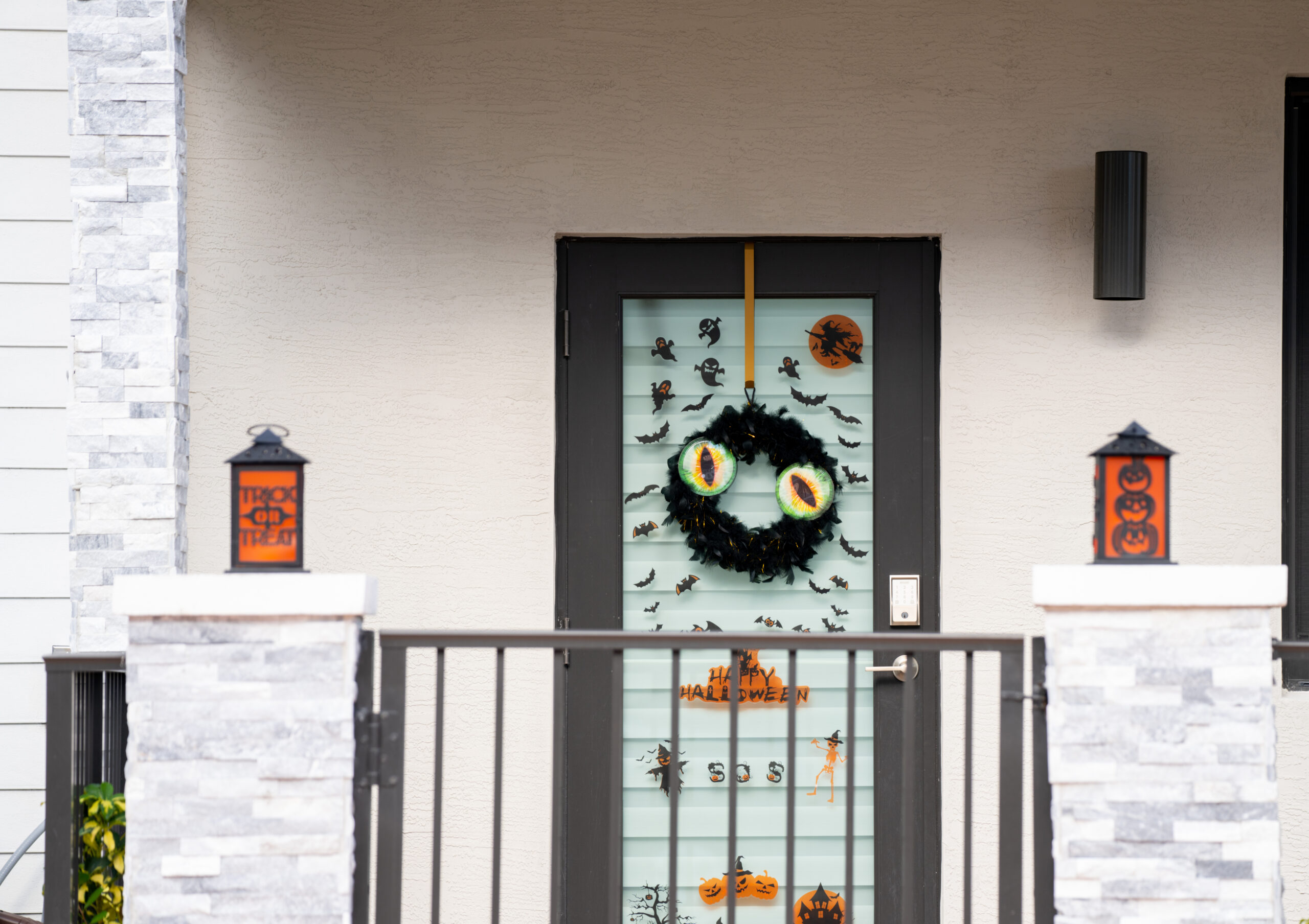 https://www.southernmanagement.com/wp-content/uploads/2019/10/apartment-halloween-decorations-scaled.jpeg